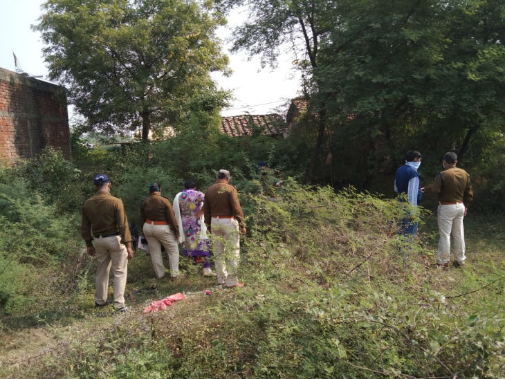 घर के पीछे मिले बेटे के शव की जांच करती एफएसएल टीम