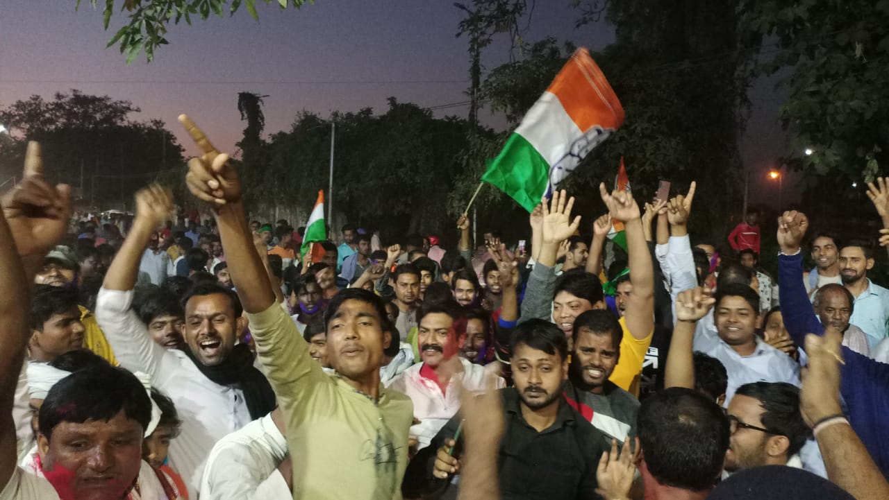 जीत के बाद जश्न मनाते समर्थक।