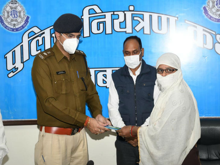 महिला को गुम मोबाइल लौटाते हुए एसपी सिद्धार्थ बहुगुणा।