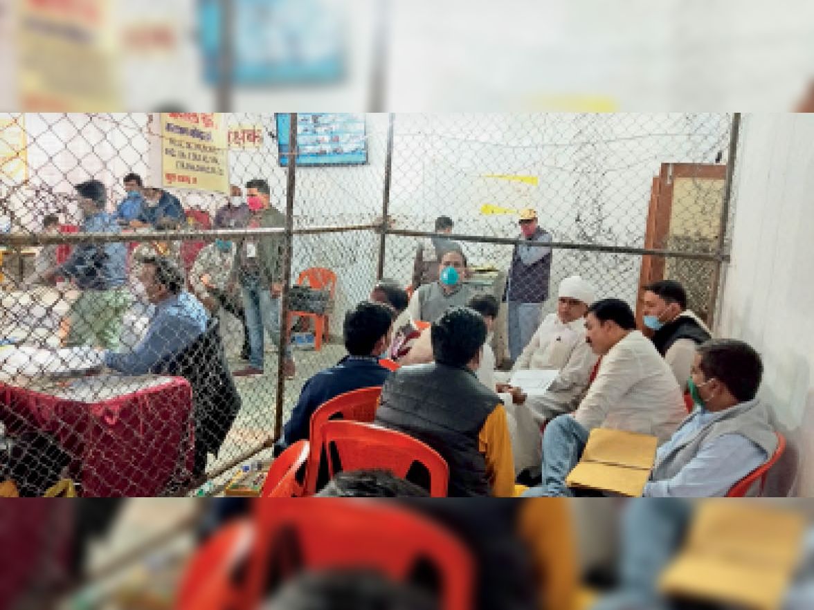 चुनाव हारने के बाद मतगणना कक्ष अपने एजेंटों के साथ मायूस अवस्था में बैठे कांग्रेस प्रत्याशी फूलसिंह बरैया
