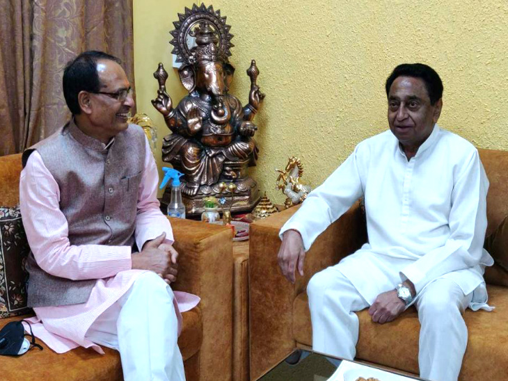 तस्वीर 23 मार्च 2020 की है, जब शिवराज सिंह चौहान ने मुख्यमंत्री पद की शपथ ले ली थी और कमलनाथ ने उन्हें बधाई देने पहुंचे थे।