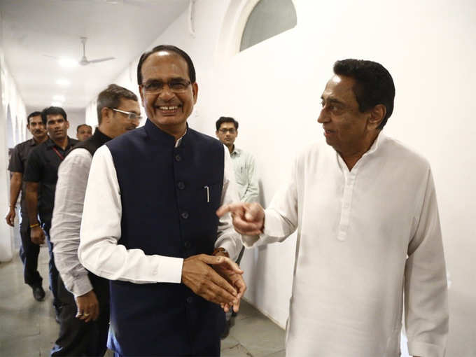 ये तस्वीर 21 मार्च 2020 की है, जब कमलनाथ ने मुख्यमंत्री पद से इस्तीफा दे दिया था तो शिवराज उनसे मिलने पहुंच गए थे। तब कमलनाथ की भाव-भंगिमा ऐसी थी। जैसे कह रहे हों, अभी तो ठीक है उपचुनाव में देख लेंगे।