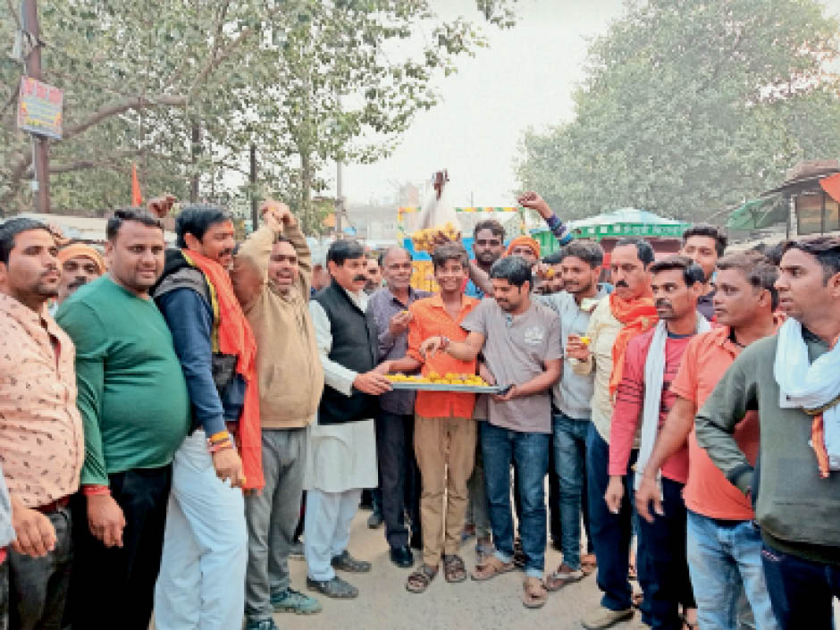 उनाव में जीत की खुशी में मिठाई वितरित करते भाजपाई।