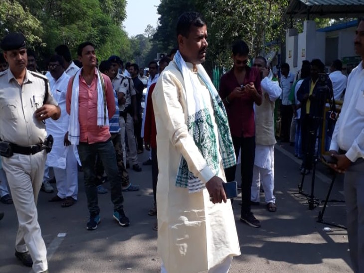 राजद विधायक दल की बैठक में जाते भीम कुमार।
