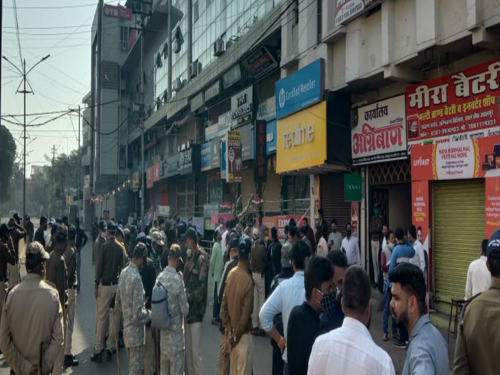 सुबह 10 बजे पहुंचा अमला