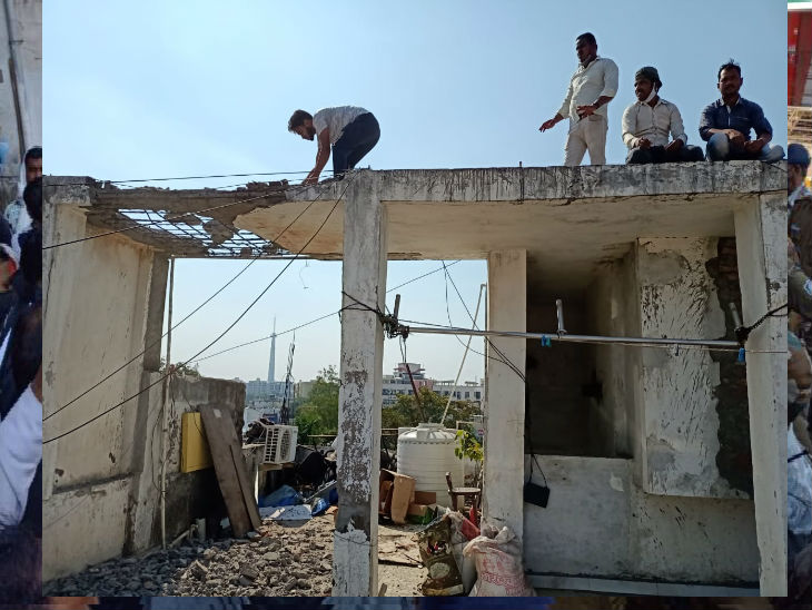 अवैध हिस्सा तोड़ते नगर निगम के कर्मी