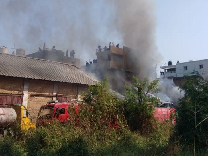दूर से दिख रहा था धुएं का गुबार, धुएं के कारण परेशान होकर कुछ लाेग सड़क पर आ गए।