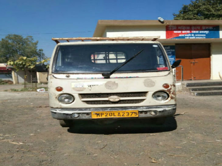 बरगी पुलिस द्वारा जब्त इसी लोडिंग वाहन में तस्कर ला रहे थे शराब