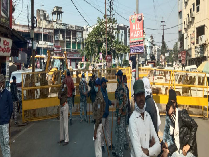 कार्रवाई से पहले ट्रैफिक रोका गया