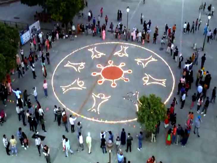 शहर के सेक्टर-17 में हजाराें दीयों को एक साथ जलाया गया