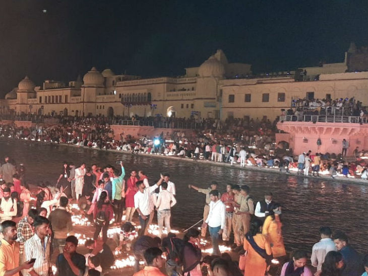 सरयू के घाट पर सैकड़ों लोग दीपोत्सव में शामिल हो रहे हैं।