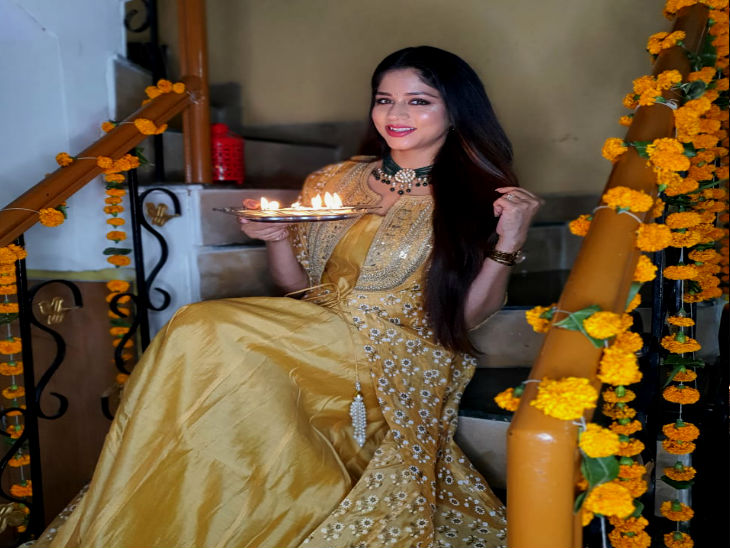 दिवाली पर घर में दीये से रोशनी करती महिला। फोटो- दीपा दुबे