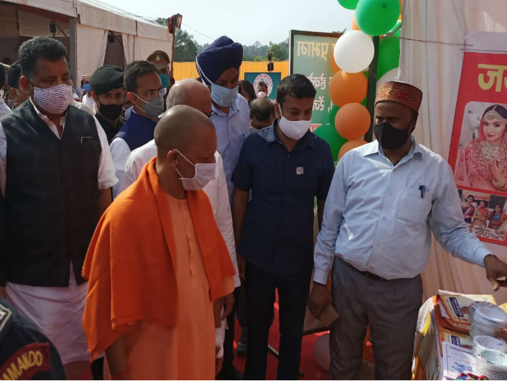 CM Yogi inspecting the stall in the exhibition.