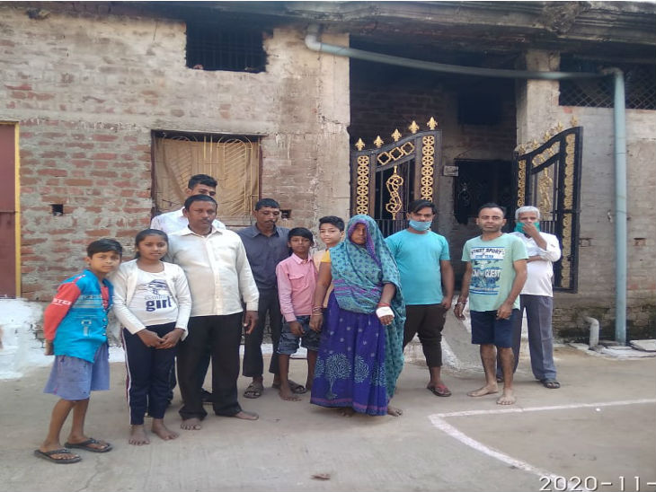 परिजन और माेहल्ले के लोग
