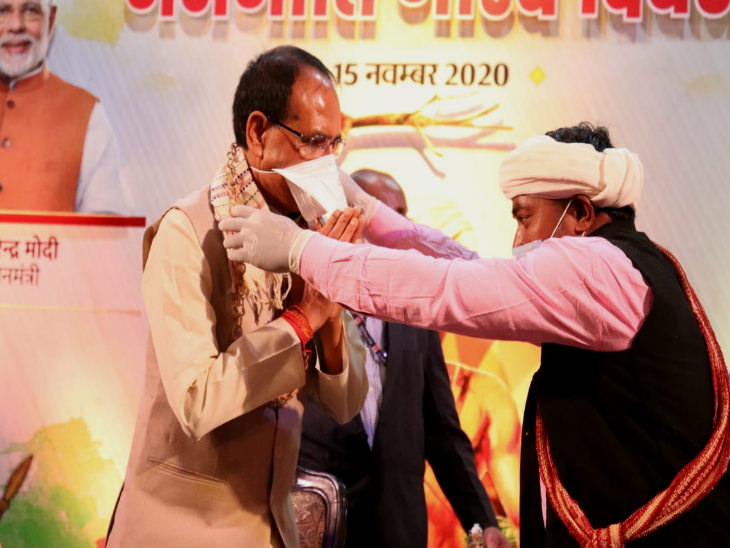 मुख्यमंत्री शिवराज सिंह चौहान का जनजाति गौरव दिवस के मौके पर कौरकु जनजाति समाज के प्रतिनिधि कलाकार मंशाराम ने पारम्पारिक रूप से स्वागत किया।..