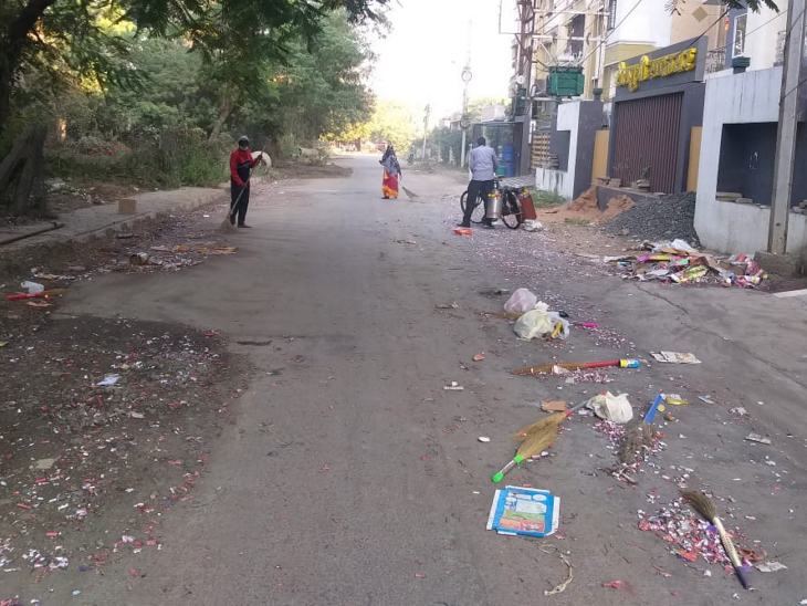 सुबह सफाई के पहले ऐसा था कॉलोनी का नजारा।