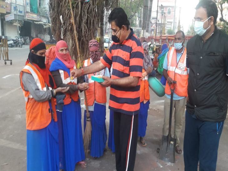 सांसद शंकर लालवानी राजबाड़ा पहुंचे और सफाईकर्मियों का मुंह मीठा करवाया।