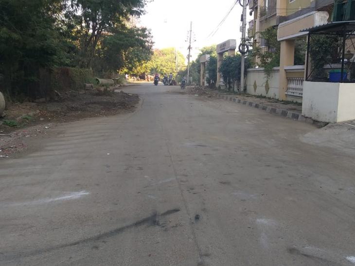सफाईकर्मियों ने कुछ घंटे बाद फिर से साफ-सुधरा कर दिया।