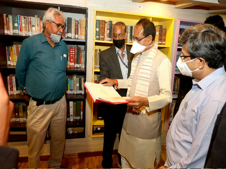 मुख्यमंत्री शिवराज सिंह चौहान ने जनजाति संग्रहालय में जनजाति वर्ग की संस्कृति एवं जीवनशैली पर केन्द्रित लाइब्रेरी का अवलोकन किया।