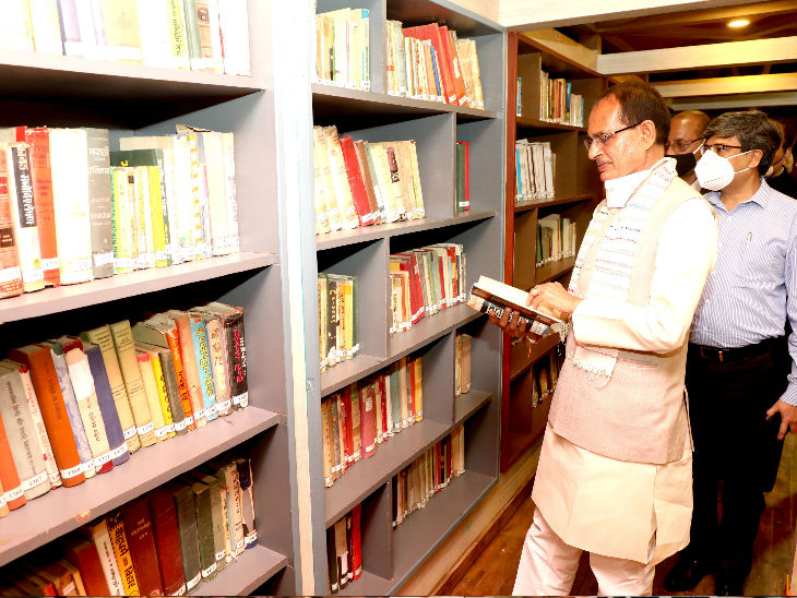 मुख्यमंत्री शिवराज सिंह चौहान ने जनजाति संग्रहालय में जनजाति वर्ग की संस्कृति एवं जीवनशैली पर केन्द्रित लाइब्रेरी का अवलोकन किया।