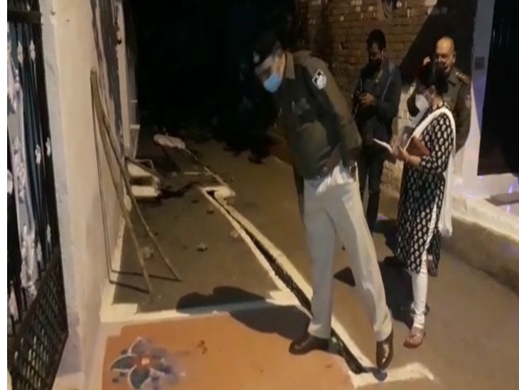 कारतूस का निशान ढूंढते हुए पुलिस और एफएसएल टीम