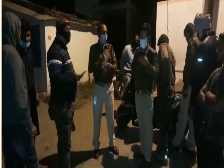 गुप्ता कॉलोनी में हत्या के बाद पहुंचे पुलिस अधिकारी