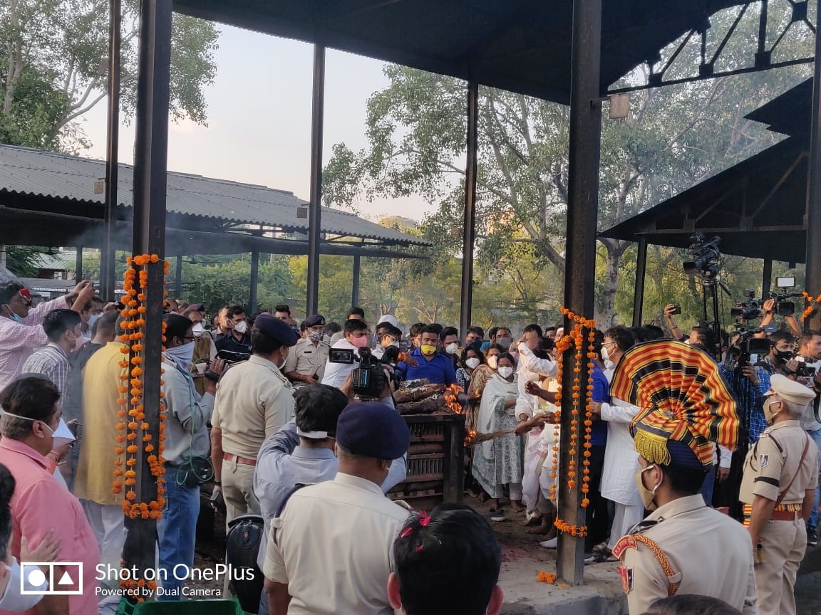 कैलाश सारंग को श्मशान में गार्ड ऑफ ऑनर दिया गया।