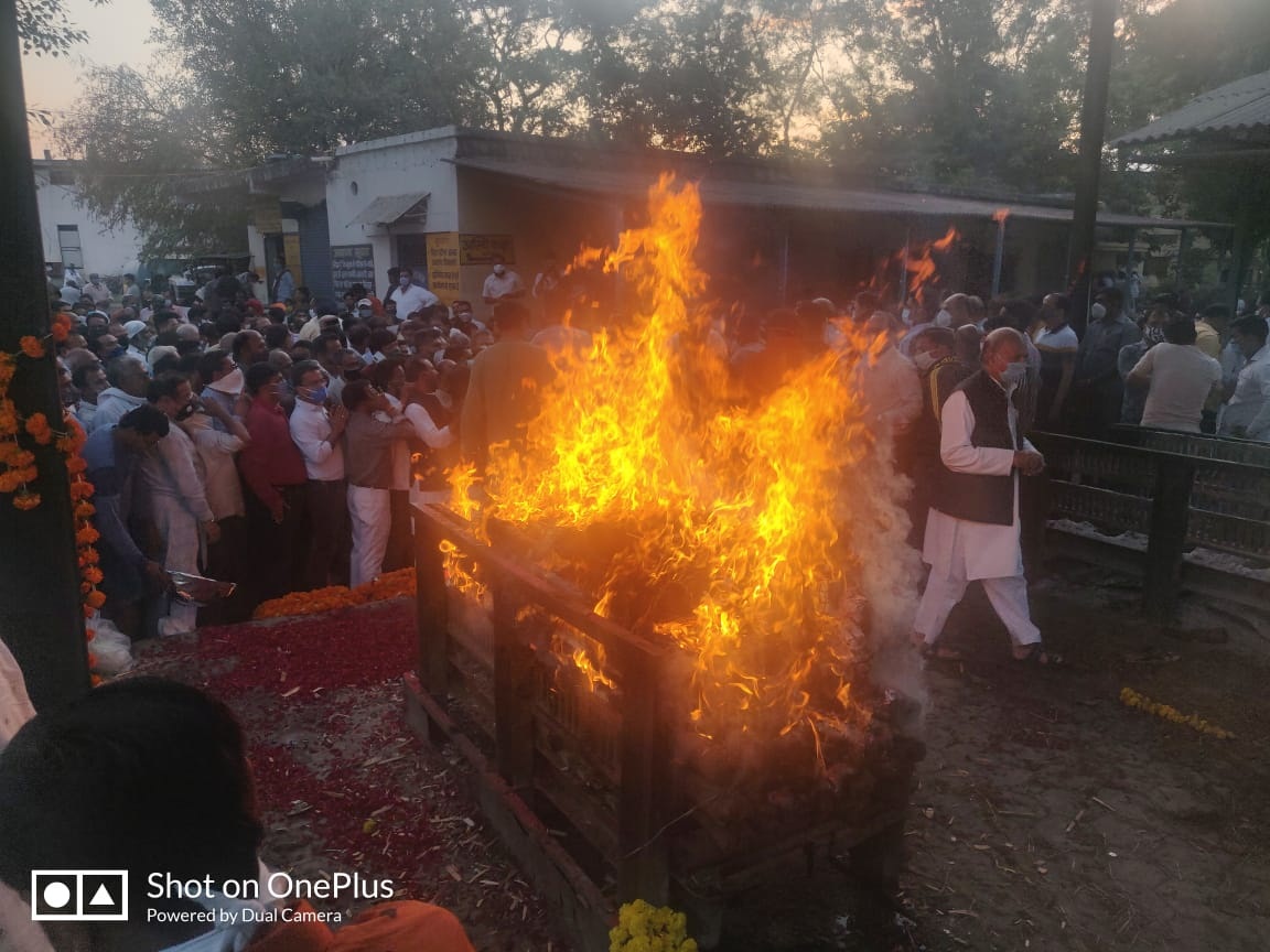 कैलाश सारंग पंचतत्व में विलीन हो गए।