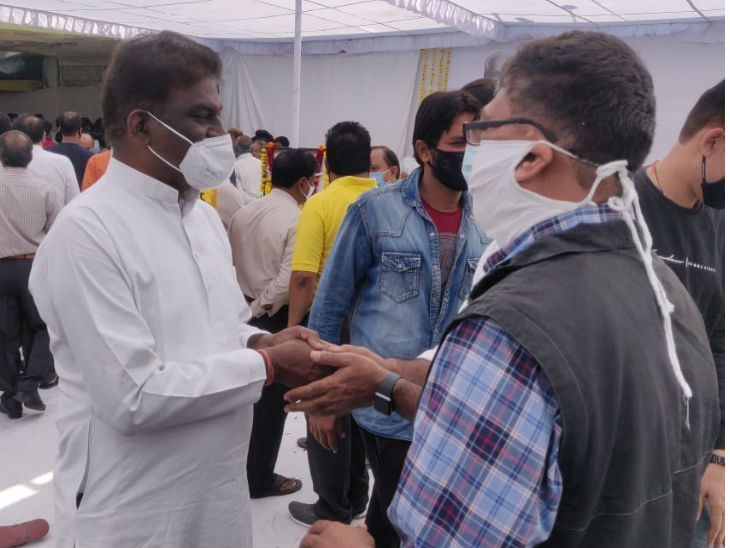 कैलाश सारंग को श्रद्धांजलि देने पहुुंचे स्वास्थ्य मंत्री प्रभुराम चौधरी।