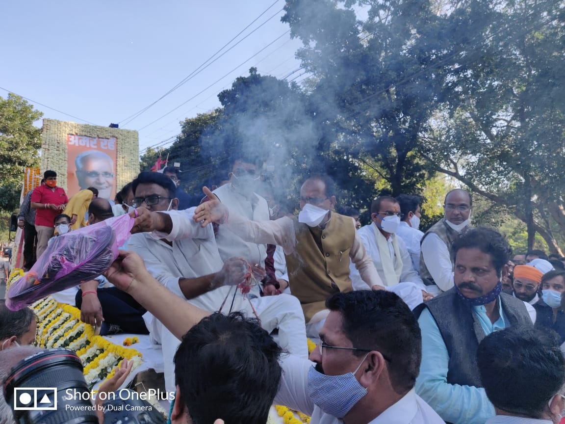अंतिम यात्रा के दौरान मुख्यमंत्री पूरे समय साथ रहे।