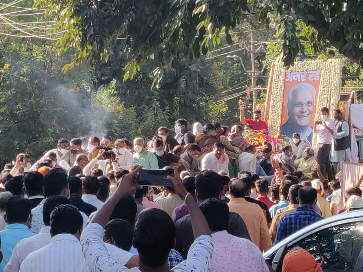 भाजपा कार्यालय से कैलाश सारंग के पार्थिव शरीर को 4 बजे सुभाषनगर श्मशान घाट ले जाया गया।