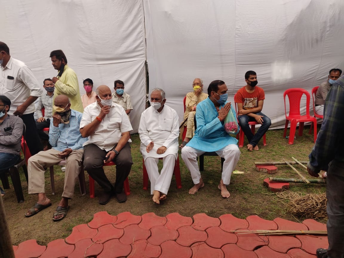 कैलाश सारंग को श्रद्धांजलि देने पहुंचे कांग्रेस के वरिष्ठ नेता सुरेश पचौरी, पूर्व विधायक जितेंद्र डागा और पूर्व महापौर सुनील सूद।
