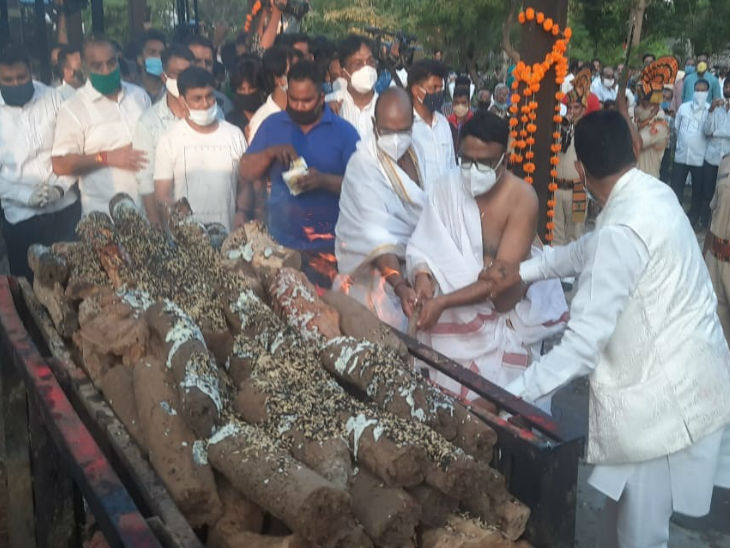 कैलाश सारंग के बेटे विवेक सारंग और कैबिनेट मंत्री विश्वास सारंग ने मुखाग्नि दी।