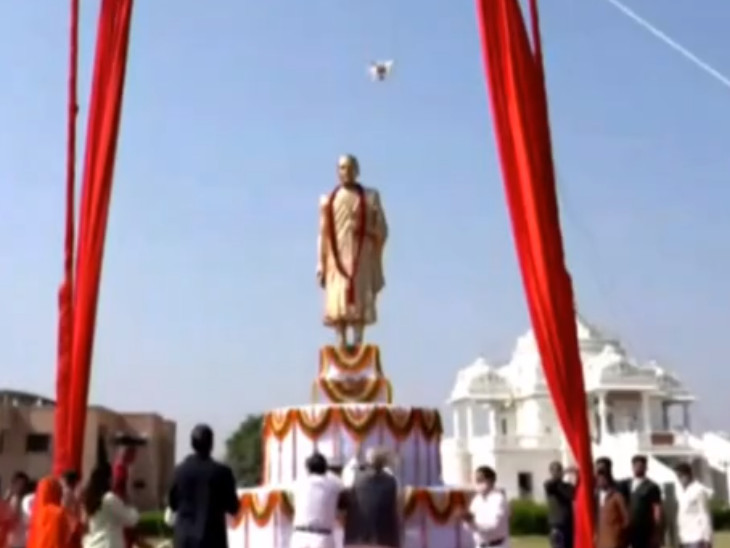 जैन आचार्य विजय वल्लभ की प्रतिमा का मोदी ने वीडियो कॉफ्रेंसिंग के माध्यम से अनावरण किया।