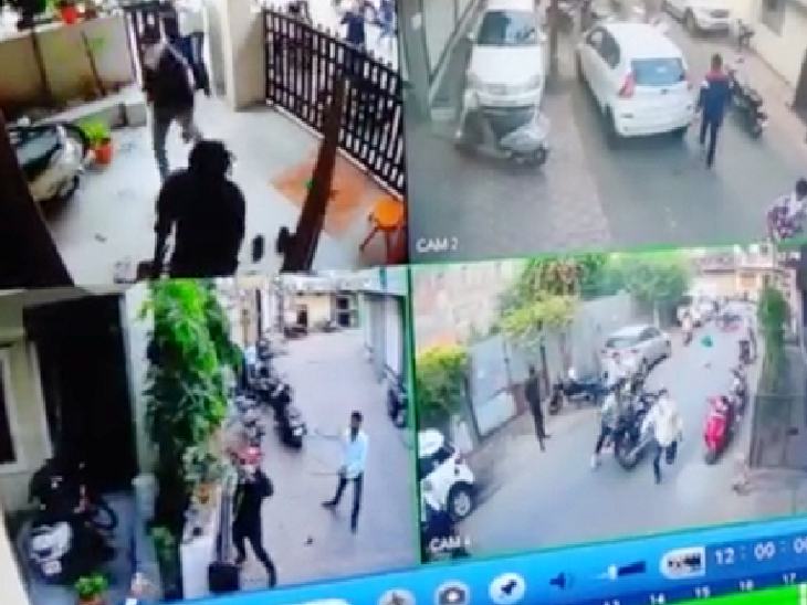 20 बाइक पर हथियार बंद बदमाश आए, दरवाजे पर लात मारी, तोड़फोड़ की, दीवार पर लगी नेमप्लेट पर चाकू घोंपा