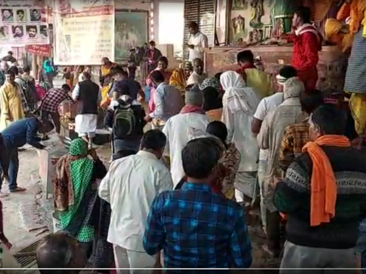 गोवर्धन। गोवर्धन गिरिराज परिक्रमा में आए भक्त।