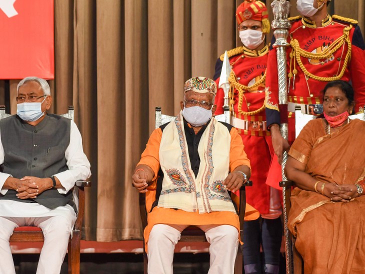 नीतीश कुमार के साथ तारकिशोर (बीच में) और रेणु देवी। मंच पर तीन ही कुर्सियां लगाई गई थीं। इससे साफ हो गया कि बिहार में ये दो नेता डिप्टी सीएम होंगे।