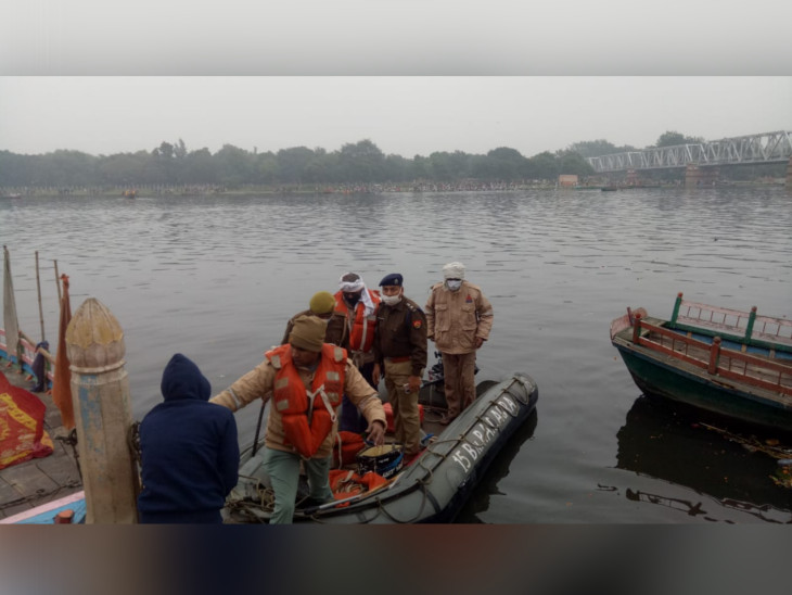 घाट पर प्रशासन और पुलिस की अच्छी व्यवस्था रही।