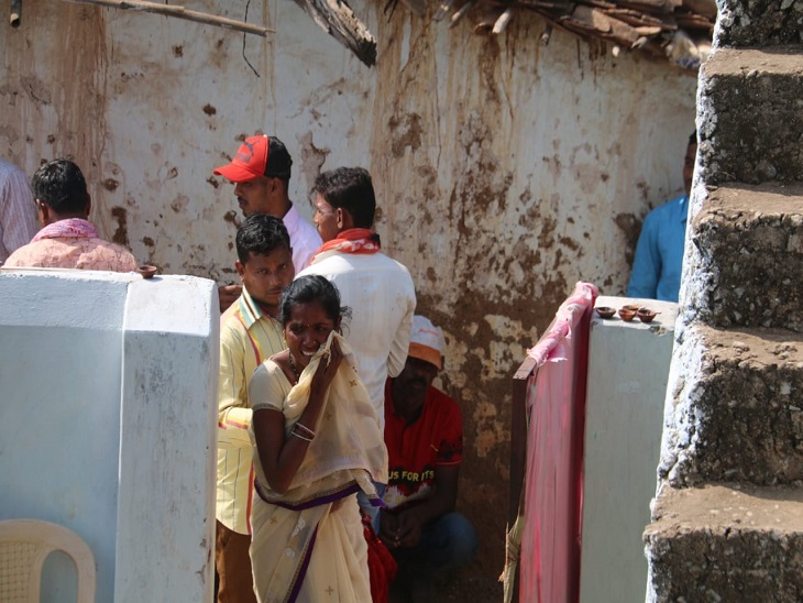 आस-पास रहने वाले रिश्तेदारों को जब घटना को पता चला, भागकर सभी मृतकों के घर पहुंचे।