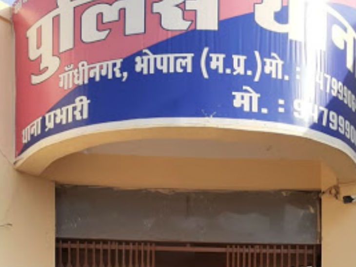 दादी के घर से निकलते ही 20 साल की पोती ने फांसी लगाई; परिजन नहीं समझ पा रहे क्यों उठाया कदम|भोपाल,Bhopal - Dainik Bhaskar