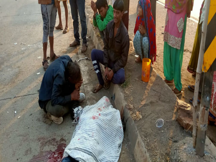 खजरी खिरिया बायपास पर हुए हादसे में युवक की मौत के बाद बिलखते परिजन।