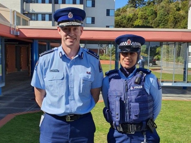 पुलिस यूनिफॉर्म में एक ऑफिसर के साथ ज़िना अली।