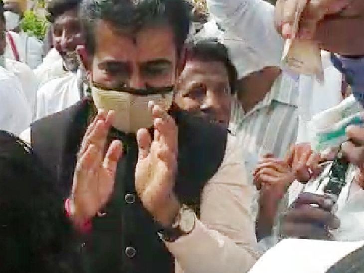 बैंड बजाने के साथ ही सांसद ने डांस भी किया।