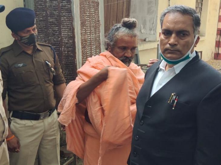 मास्क नहीं होने पर बाबा से अपनी धोती को ही मास्क बना लिया।