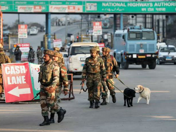 जम्मू के बन टोल प्लाजा पर एनकाउंटर के बाद सैनिटाइजेशन किया गया। इसके बाद यहां वाहनों की आवाजाही शुरू की गई।
