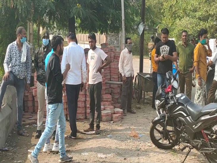 तालाब में लाश मिलने पर पहुंची पुलिस और क्षेत्र के लाेग