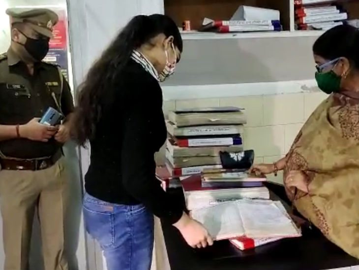 थाने के अभिलेखों का निरीक्षण करती इशिका।