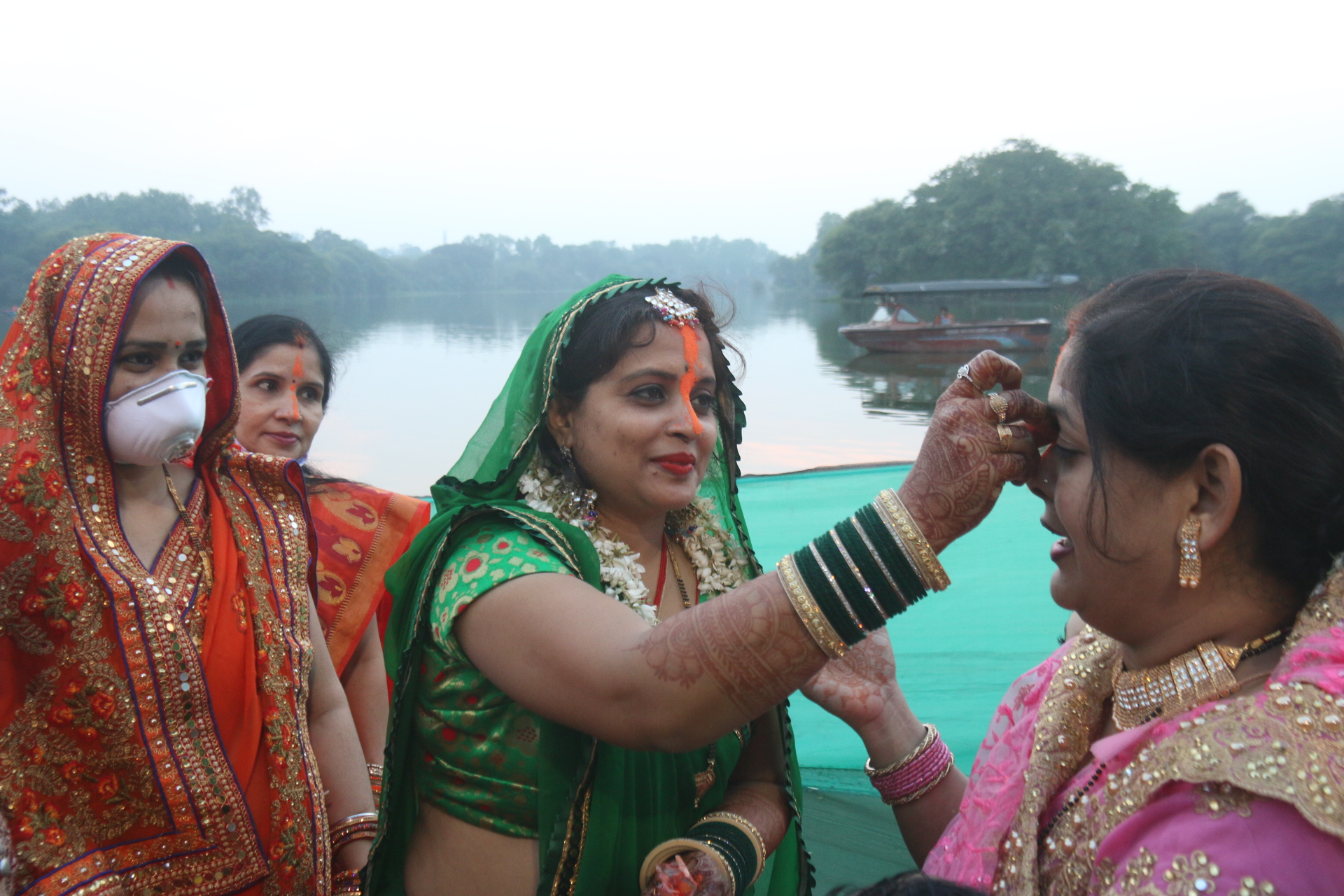 प्रेमपुरा घाट पर भोजपुरी समाज की महिलाएं पूजा के दौरान।