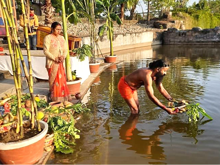 योग गुरु बाबा रामदेव ने हरिद्वार के पतंजलि योगपीठ में पूजा की।