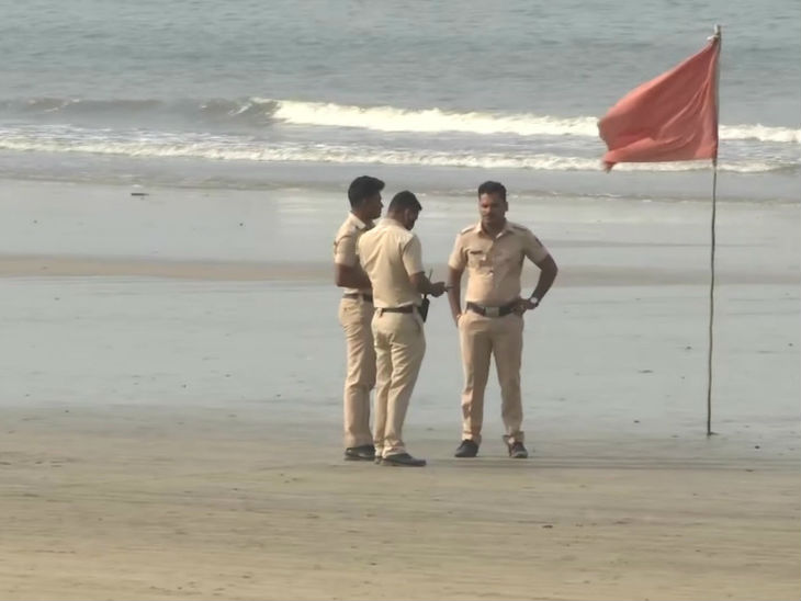 मुंबई में कोरोना के कारण सार्वजनिक रूप से छठ पूजा पर रोक लगाई गई है।
